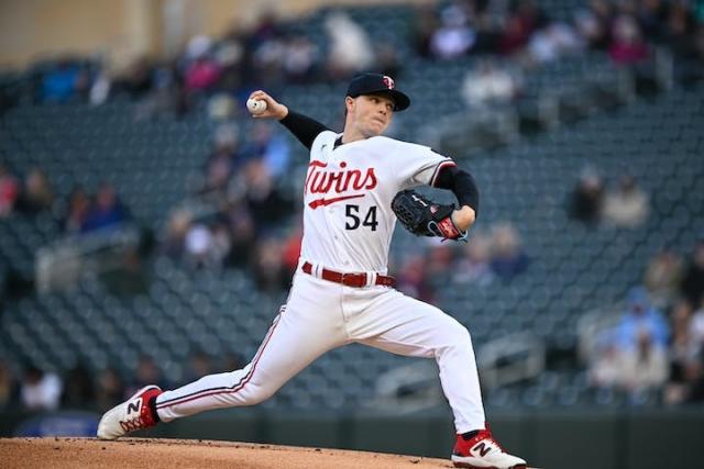 Twins sign former Cy Young winner to minor leagues