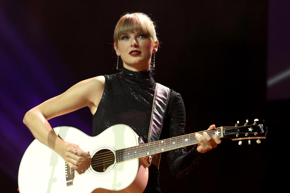 NASHVILLE, TENNESSEE - SEPTEMBER 20: NSAI Songwriter-Artist of the Decade honoree, Taylor Swift performs onstage during the NSAI 2022 Nashville Songwriter Awards at Ryman Auditorium on September 20, 2022 in Nashville, Tennessee.  (Photo by Terry Wyatt/Getty Images)