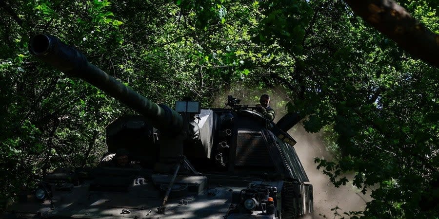 Ukrainian soldiers of 43rd Separate Artillery Brigade bring a Panzerhaubitze 2000 self-propelled howitzer to a position in Donetsk Oblast, May 4
