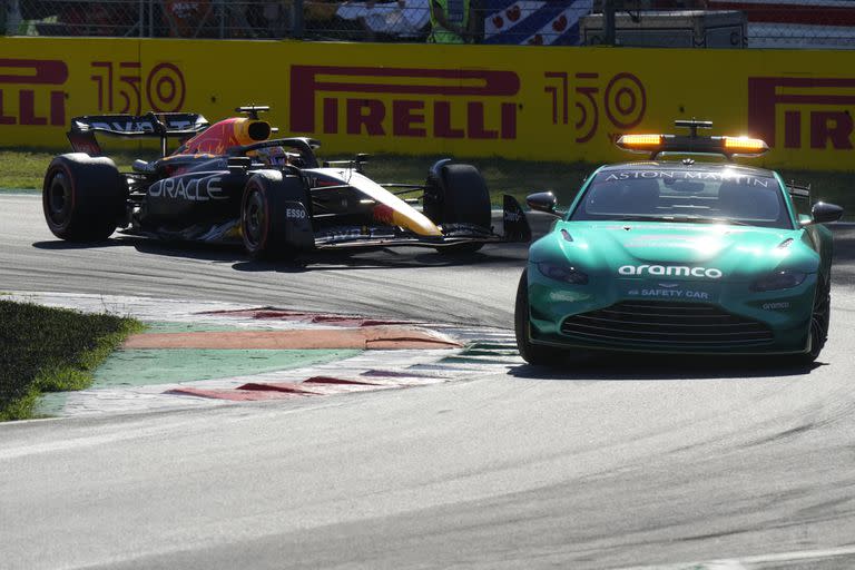 Max Verstappen lleva su Red Bull a marcha lenta detrás del auto de Seguridad. Así terminó la carrera en Monza
