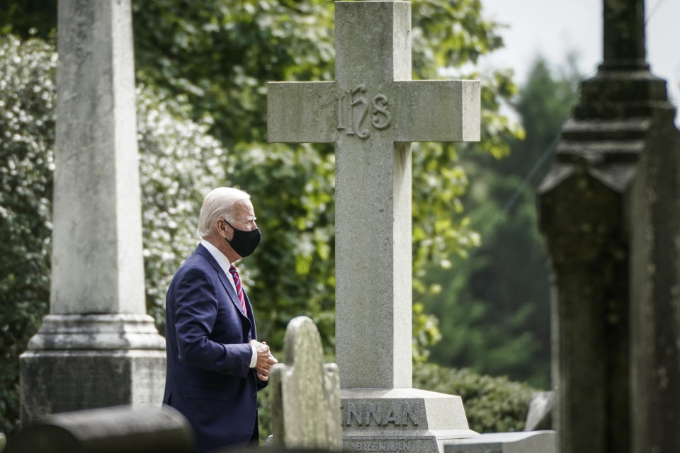 Joe Biden zwischen Gräbern auf Friedhof von St. Joseph, auf dem seine erste Ehefrau Neilia, seine Tochter Naomi und sein Sohn Beau begraben sind. 