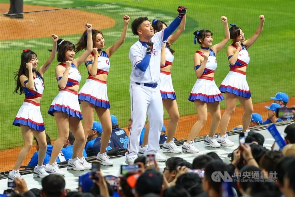 看世界棒球經典賽A組賽事應會注意到一旁吶喊的群眾。美國職棒MLB官網形容這是全球獨一無二景象：無論落後10分還是領先10分，第1局或最後1局，台中洲際棒球場內台灣應援團加油聲從沒停過。（中央社）