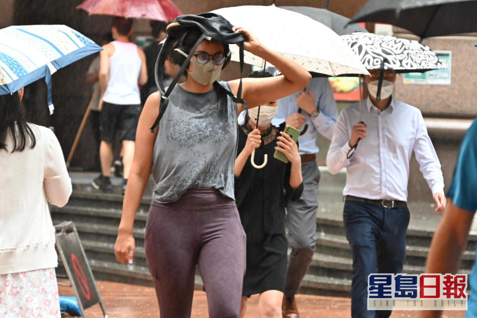 天文台發出黃雨警告。