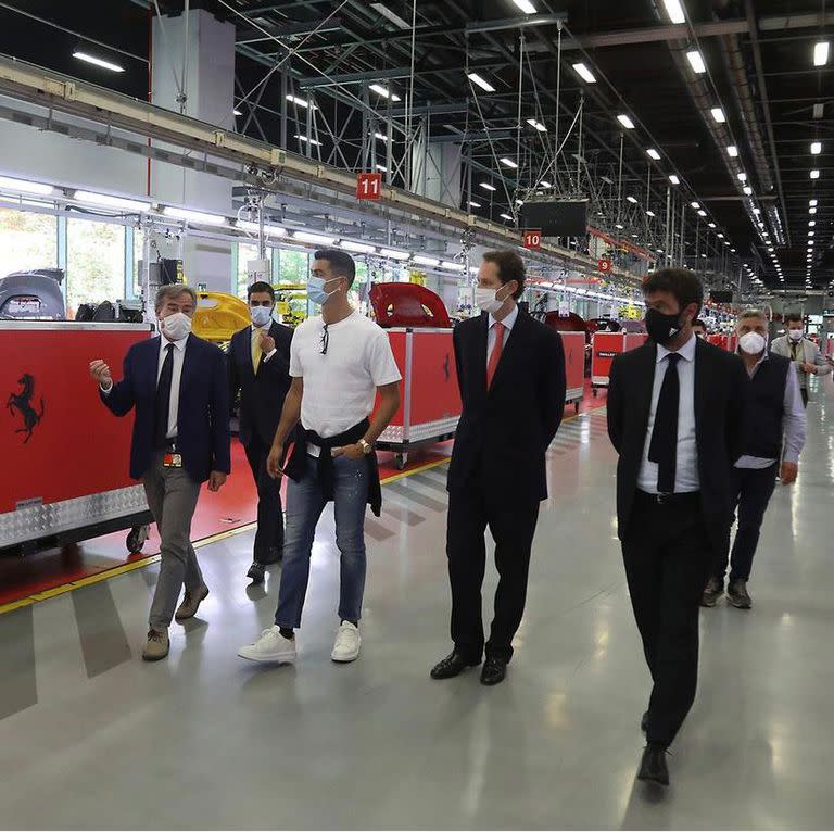 Ronaldo recorrió la fábrica de Ferrari con los directivos de la marca y el presidente de Juventus