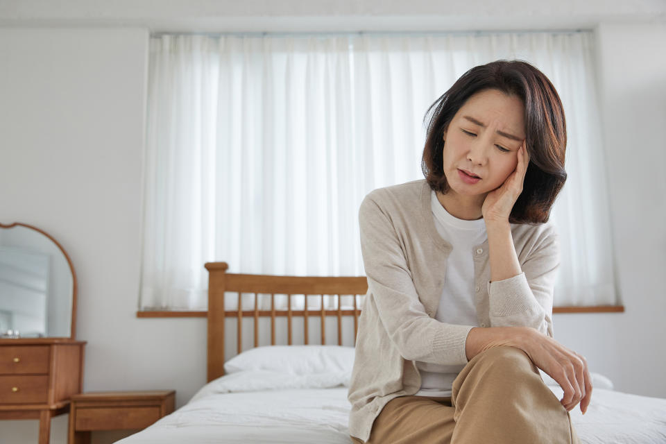 更年期婦女可能出現心悸、盜汗、熱潮紅等症狀，除了調整生活及飲食方式，亦可尋求醫師幫忙哦！（示意圖／Getty Images）