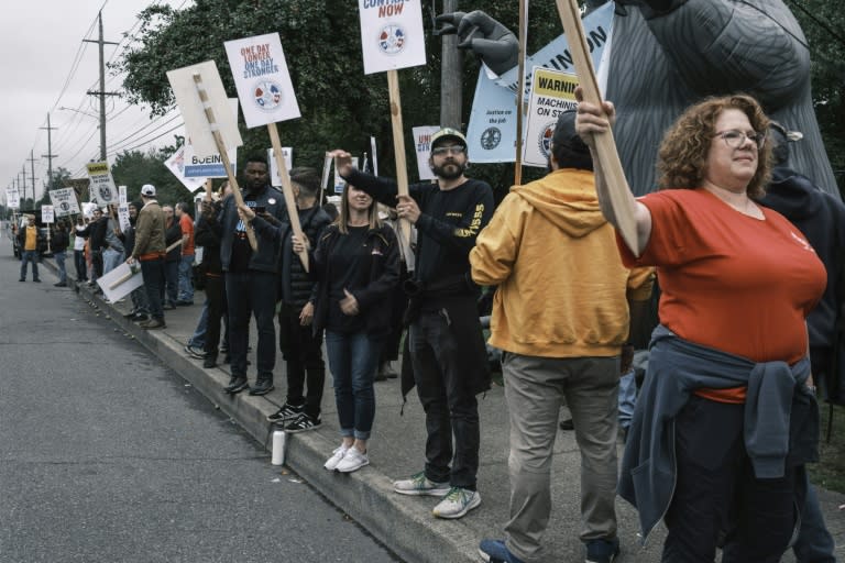 Striking Boeing workers hold rally at the Boeing Portland Facility on September 19, 2024 (Jordan Gale)