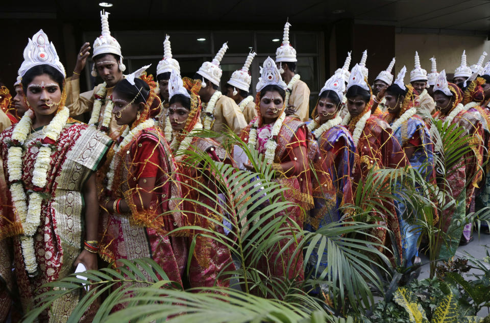 <p>Bräute und Bräutigame schreiten am Valentinstag zu einer Massenhochzeit im indischen Kalkutta. Insgesamt gehen 160 Paare den Bund der Ehe ein. (Bild: AP Photo/Bikas Das) </p>