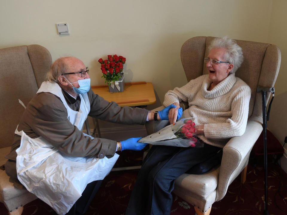 The heartwarming moment Frank and Sheila Whitelow are reunited at Carr Croft Care Home in Meanwood. (SWNS)