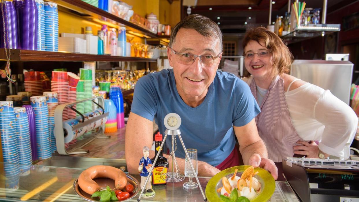 Uwe Hoffmann und seine Frau Elke Meyer-Hoffmann präsentieren neue Eissorten: Lyoner-Eis, Schwenker-Eis und Ur-Pils-Eis. Foto: Oliver Dietze