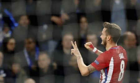 Foto del martes de Saúl celebrando tras marcar el gol de Atlético de Madrid ante Leicester. 18/4/17 El Real Madrid venció 4-2 al Bayern Munich el martes en un partido que se decidió en el alargue y con un triplete del portugués Cristiano Ronaldo, sumándose así a su clásico rival Atlético Madrid en alcanzar las semifinales de la Liga de Campeones. Reuters / Carl Recine