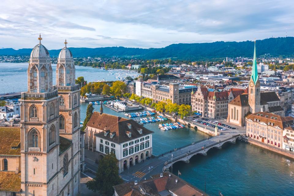 <p>Die teuerste Stadt Europas liegt ebenfalls in der Schweiz. Der Grund dafür ist der starke Franken. 2023 muss sich Zürich den Titel der teuersten Stadt der Welt mit einer anderen Metropole teilen, weshalb auch ein zweiter Platz in der Rangliste unbesetzt bleibt. (Bild: iStock/taranchic)</p> 