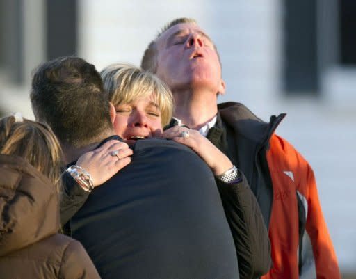 Familiares de las víctimas del ataque a una escuela el 14 de diciembre de 2012 en Newtown, Connecticut, noreste de EEUU