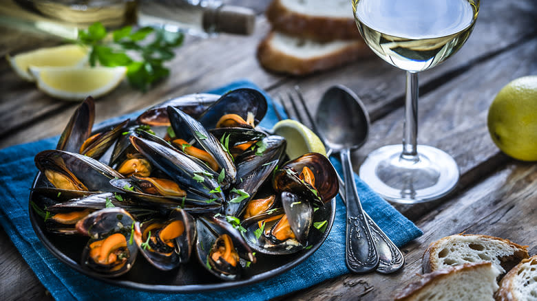 steamed mussels with white wine 