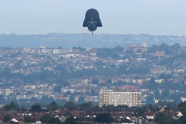 <p>Une montgolfière Dark Vador au dessus de Bristol, en Angleterre, jeudi.</p>