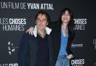 Ils avaient déjà foulé le tapis rouge ensemble lors de la Mostra de Venise, en septembre dernier. Ce mardi 23 novembre, Charlotte Gainsbourg, Yvan Attal et leur fils Ben Attal sont réapparus devant les photographes pour faire la promotion du long-métrage « Les Choses humaines », réalisé par Yvan Attal lui-même. Une nouvelle occasion pour le trio d’apparaître ensemble, lors du photocall de l’UGC Normandie situé dans le 8e arrondissement de Paris, mais aussi d’affirmer leur belle complicité. Habillée d’une chemise bleue et d’un jean brut, la fille de Jane Birkin et Serge Gainsbourg était radieuse au bras de son compagnon hier soir. Après avoir pris la pose en duo, la comédienne et le réalisateur ont rejoint l’ensemble du casting, dans lequel figure également leur fils Ben, âgé de 24 ans. Ce dernier avait déjà joué pour son père dans le film « Mon chien Stupide », sorti en 2019.Lire aussi : Couple de légende : Charlotte Gainsbourg et Yvan Attal, à contre-courantCamille Razat face à Suzanne JouannetDans son adaptation du roman éponyme de Karine Tuil, Yvan Attal fait appel à sa compagne et leur fils, mais aussi à Mathieu Kassovitz, Benjamin Lavernhe, Judith Chemla (« L’Homme qu’elle aimait trop ») et Suzanne Jouannet. Grâce son rôle dans « Les Choses humaines », cette dernière a d’ores et déjà rejoint la liste des Révélations de l’année, à l’approche de la 47e cérémonie des César qui aura lieu le 25 février prochain. L’actrice Camille Razat, que les aficionados Netflix retrouveront prochainement dans la saison 2 de « Emily in Paris », complète le casting et tous se sont volontiers prêtés au jeu des photographes présents. Découvrez toutes les photos de l’avant-première.