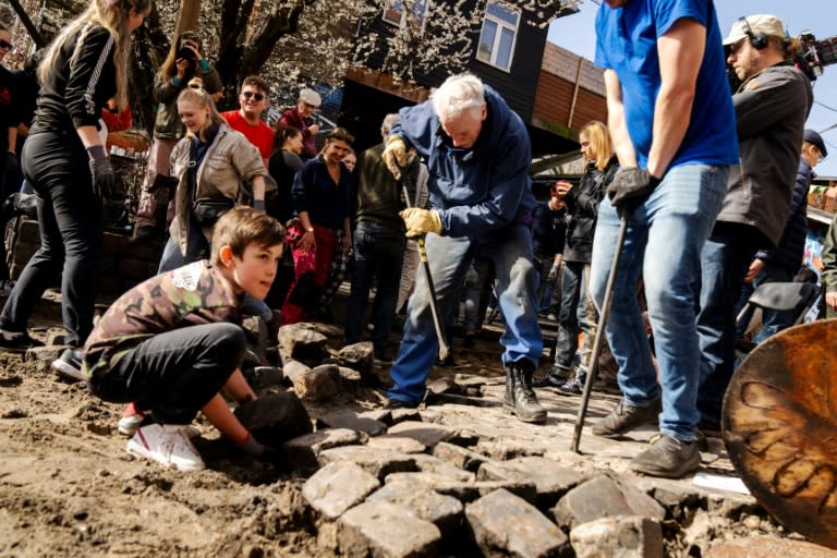 Des habitants du quartier de Christiania dépavent Pusher Street, l'artère principale de cet ancien paradis hippie niché au cœur de Copenhague, où le cannabis était en vente libre, le 6 mars 2024 (Ida Marie Odgaard)