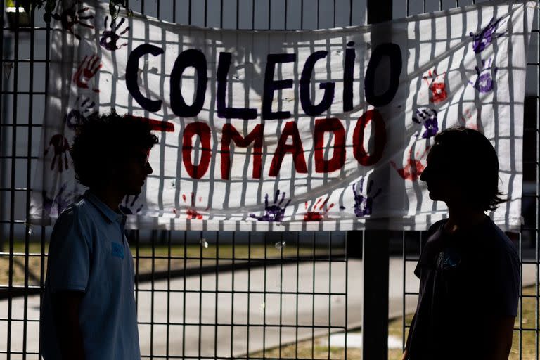 Gael Gómez y Pedro Azurmendi son dos alumnos de 4° año que forman parte del centro de estudiantes y hoy pasaron la jornada en la escuela