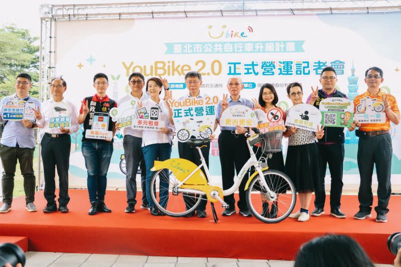 ▲台北市拒絕一卡通董事長李懷仁出席記者會，交通局稱YouBike2.0啟用跟票證公司沒關係，但代表票證公司的悠遊卡公司總經理邱昱凱（左一）今也在場。(圖/翻攝黃郁芬臉書）