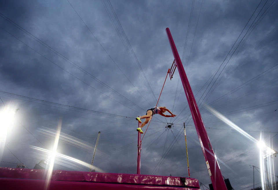 Germany's Martina Strutz competes during the women's pole vault final at the London 2012 Olympic Games at the Olympic Stadium August 6, 2012. REUTERS/Kai Pfaffenbach (BRITAIN - Tags: OLYMPICS SPORT ATHLETICS) 