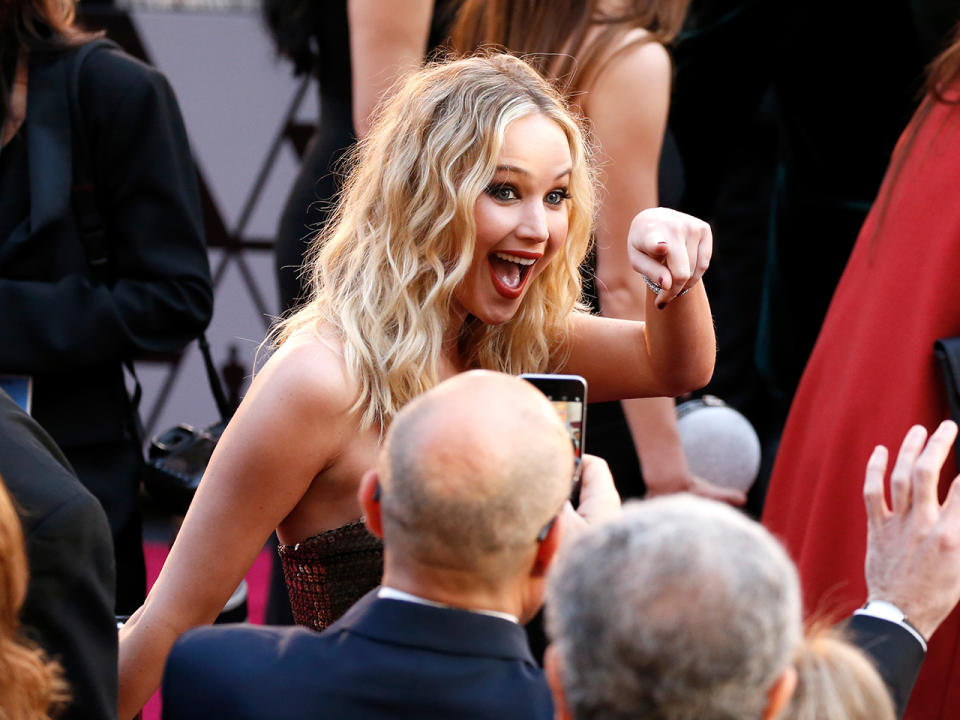 Bei den Verleihungen zeigt Jennifer Lawrence mit dem Finger auf Freundin Emma Stone.(Bild-Copyright: Eric Jamison/Invision/AP)