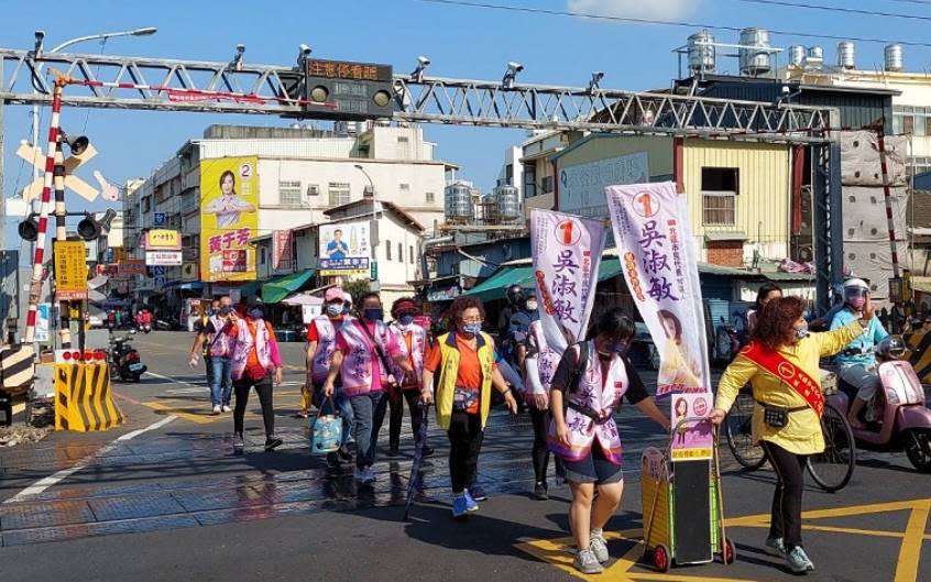 圖片說明：彰化市民代表候選人1號吳淑敏勤走基層跑片每個地方拜票期待握每一雙手。 (圖/記者林㤈輝翻攝) 