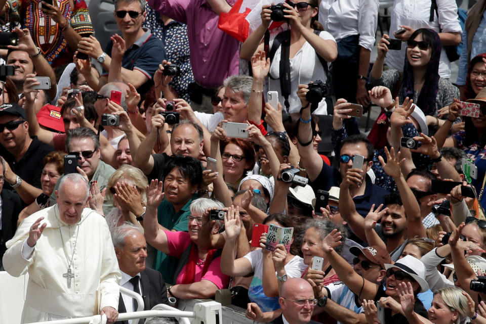Miles de fieles saludan al Papa Francisco después de la misa del 29 de mayo de 2016 en la plaza San Pedro del Vaticano (Foto: Gregorio Borgia/AP)