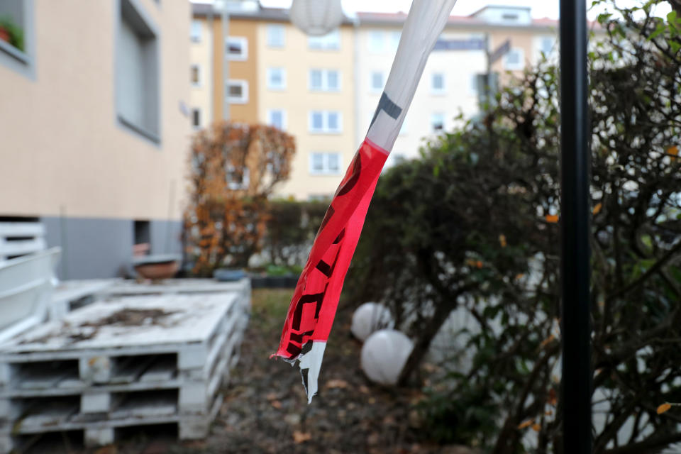 Ein Stück Polizei-Absperrband hängt an einem Tatort im Nürnberger Stadtteil St. Johannis. In dem Stadtteil waren gleich drei Frauen durch Stiche schwer verletzt worden. (Bild: Daniel Karmann/dpa)