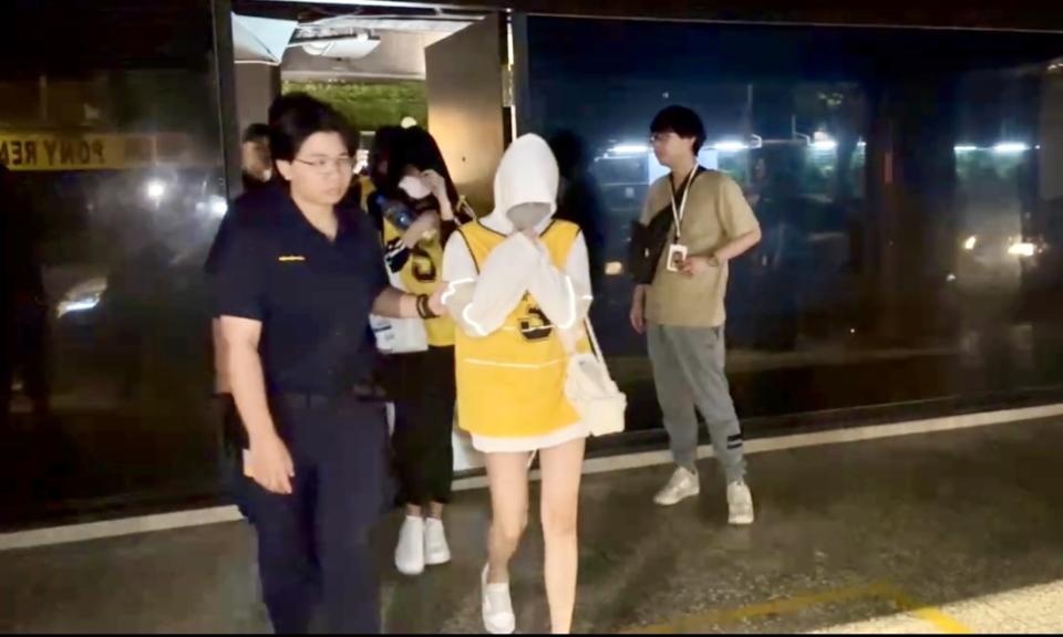 職業賭場美女荷官遭警方逮捕送辦。（圖／翻攝畫面）