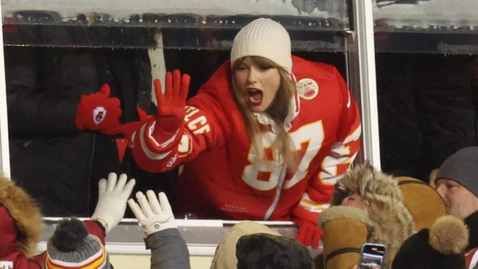 Taylor Swift attends the Jan 13 Kansas City Chiefs game at Lake Arrowhead Stadium (Getty Images)