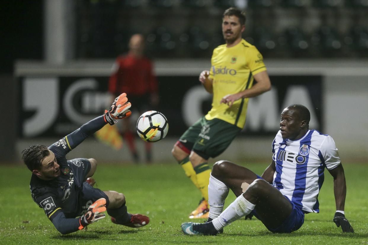 Mario Felgueiras (saca una mano frente a Vincent Aboubakar. (Foto:EFE/EPA/JOSE COELHO)