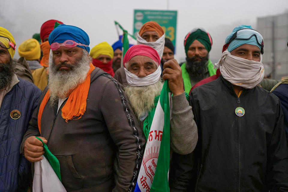 Agricultores indios que protestan desde hace una semana para que se garantice el precio de sus cosechas esperan a marchar a la capital, cerca de la frontera de Shambhu que divide los estados norteños de Punjab y Haryana, unos 200 kilómetros (120 millas) de Nueva Delhi, India, el miércoles 21 de febrero de 2024. La policía lanzó gas lacrimógeno el miércoles contra miles de agricultores indios que reanudaron su marcha de protesta a Nueva Delhi, después de que las negociaciones con el gobierno no lograran un acuerdo sobre sus demandas de que se garantice el precio de sus cosechas. (AP Foto/Altaf Qadri)