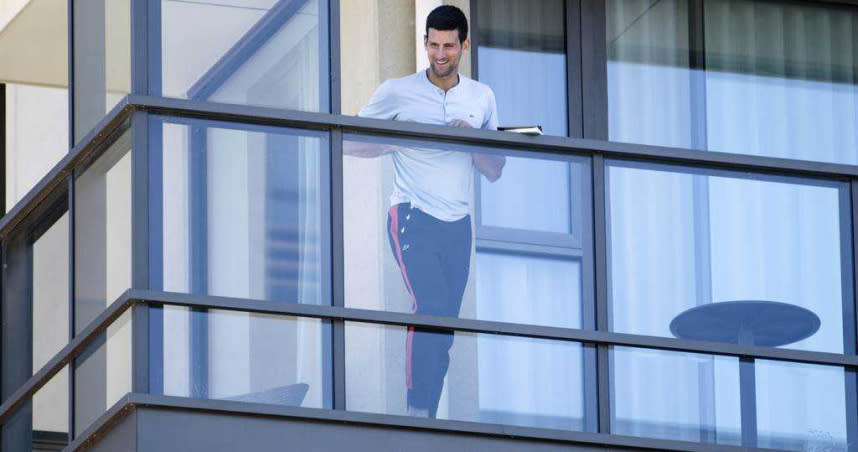 喬柯維奇站在下榻的飯店陽台，笑容滿面，他之前也跟澳網官方提過訴求。（資料照／美聯社）