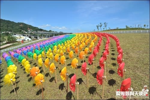 《新竹新埔美食景點》2014新埔柿餅節．味衛佳觀光果園曬柿餅．新埔客運對面板條炒大腸．新北三鶯陶花源彩虹風車一日遊