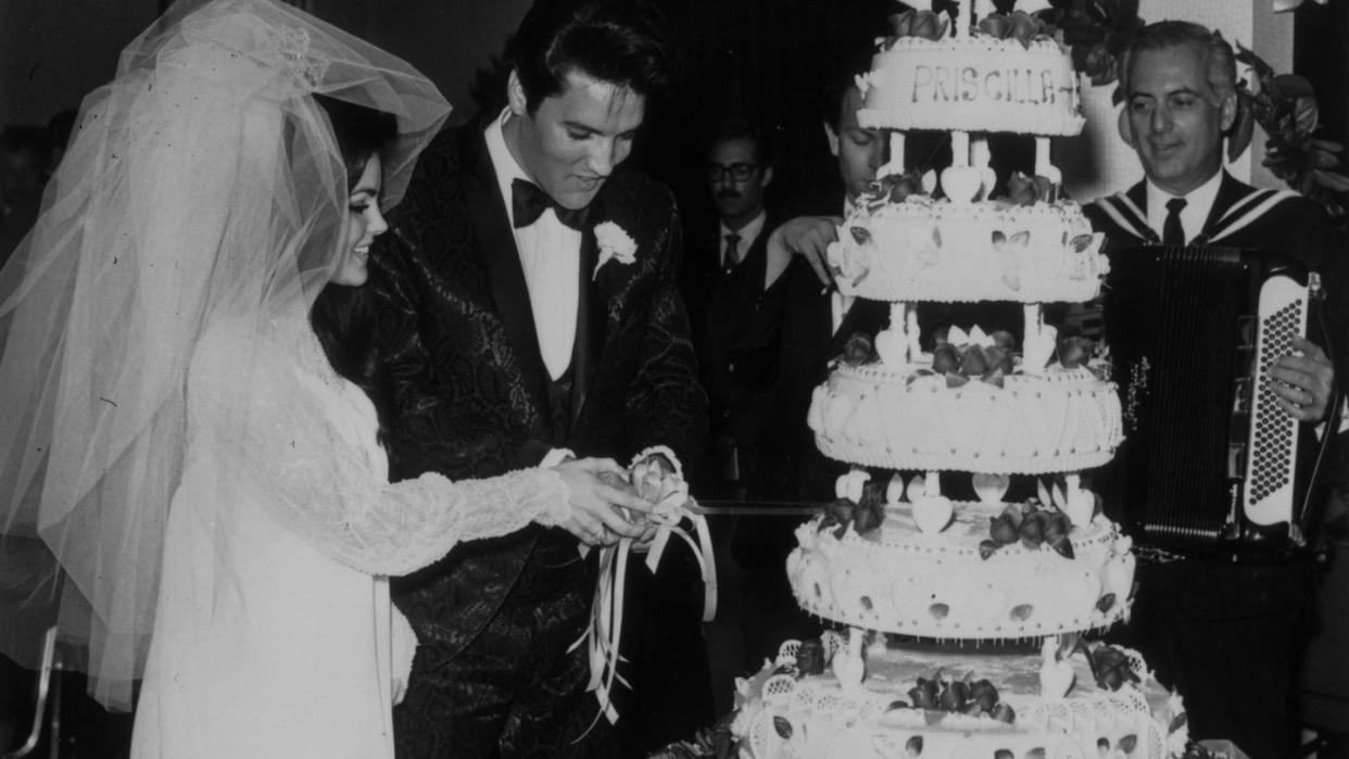 elvis ties the knot