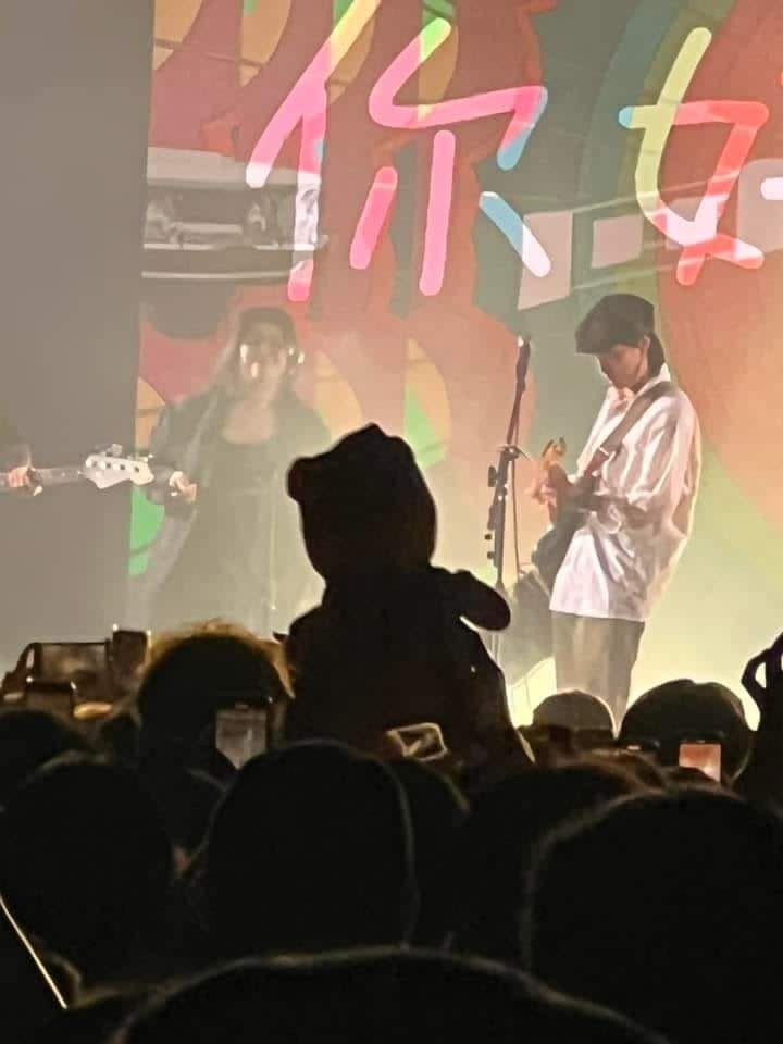 回春丹晚間在北市Legacy Taipei開唱時，台下竟然有觀眾高舉「小熊維尼」抗議。（圖／翻攝自DJ金寶臉書）