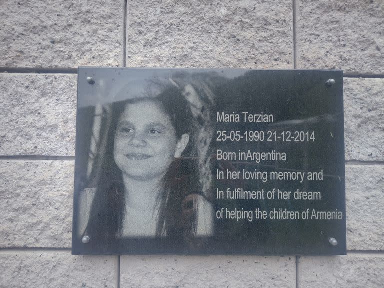 Una placa recuerda a María Terzyan en el polideportivo