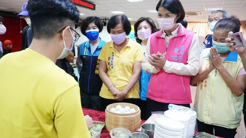 溪湖鎮網路票選在地美食出爐　黃瑞珠頒發特色獎狀鼓勵