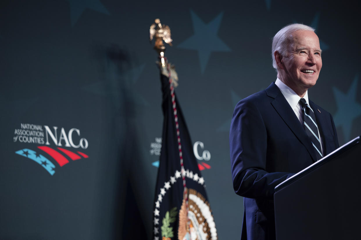 El presidente Joe Biden pronuncia un discurso durante la Conferencia de la Asociación Nacional de Condados Legislativos en el hotel Hilton de Washington en Washington, el lunes 12 de febrero de 2024. (Tom Brenner/The New York Times) 