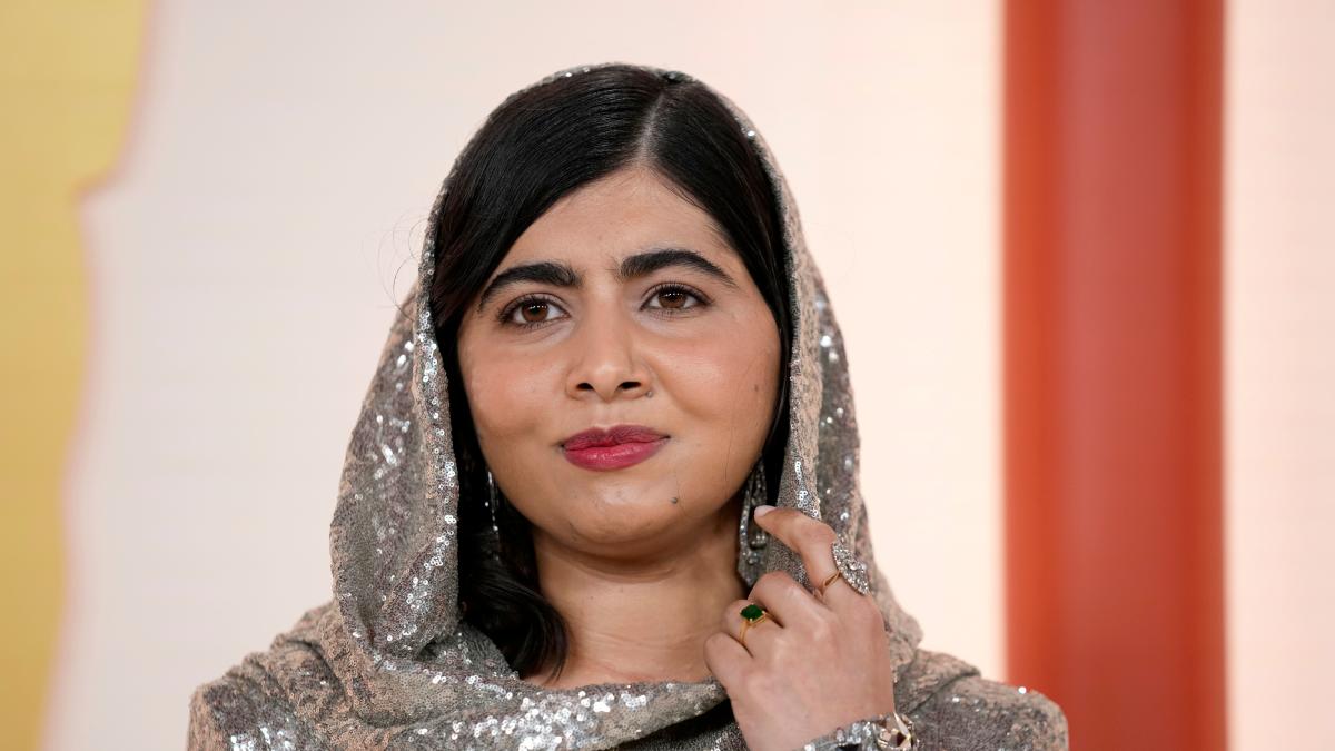 Malala Yousafzai arrive pour les Oscars drapée de sequins argentés