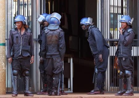 Riot police stand guard as opposition party supporters, arrested following Friday's protest march, arrive at court in Harare, Zimbabwe, August 29, 2016. REUTERS/Philimon Bulawayo
