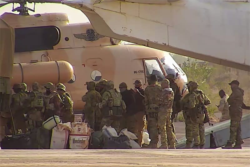 瓦格納傭兵團在非洲馬里北部登上直升機。（美聯社資料照）
