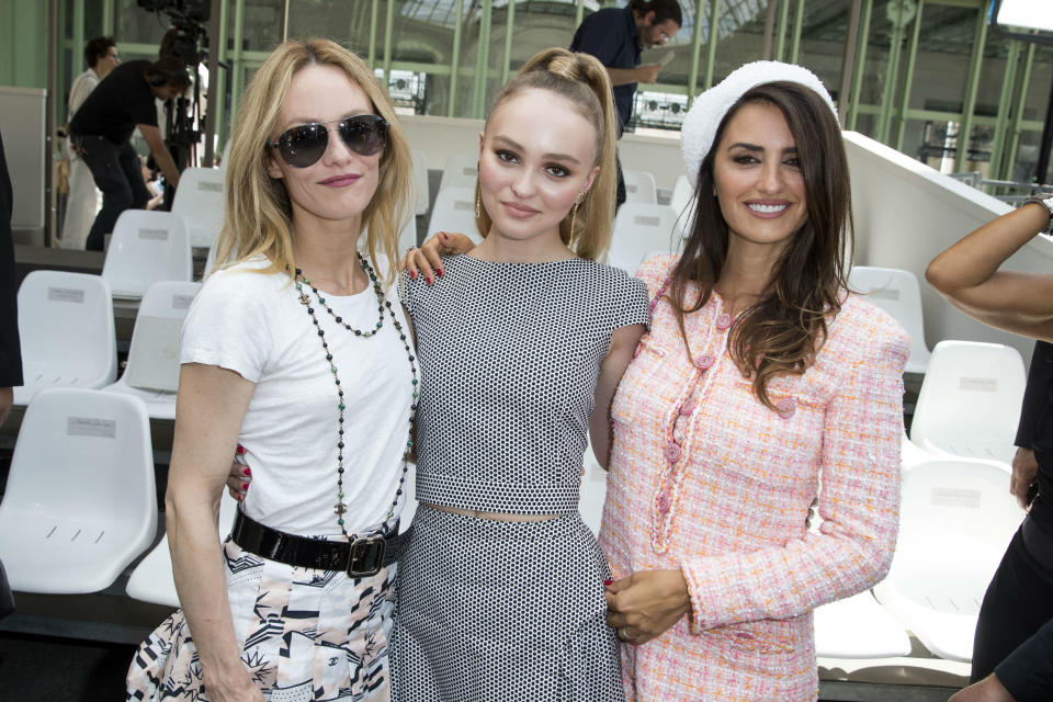 <p>A Cruz le encantó el desfile: “Creo que me lo pondría absolutamente todo”, confesó a El País. Allí coincidió con otros famosos como Vanessa Paradis y su hija, la modelo Lily-Rose Depp. (Foto: Gtres). </p>