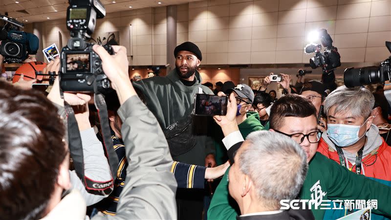 「表弟」卡森斯（DeMarcus Cousins）抵台，台灣球迷熱情接機。（圖／記者劉彥池攝影）