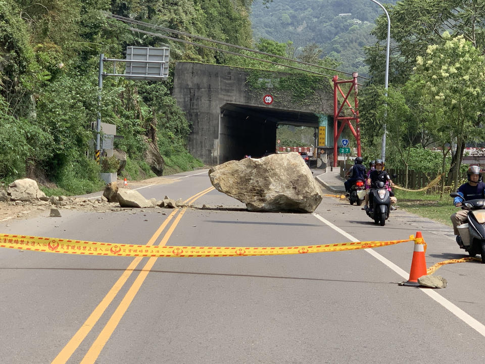 苗栗縣公館鄉出磺坑明隧道外、台6線27公里附近23日中午有巨大石塊掉落路中央，影響通行。警消獲報前往警戒、拉起封鎖線，並通知公路總局第二區養護工程處苗栗工務段派員到場清除。（中央社／民眾提供）