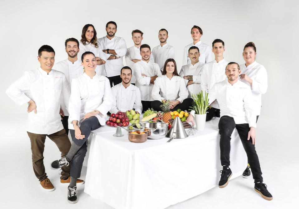 Top chef revient en force dès ce 10 février, pour mettre en compétition 15 candidats, toujours aussi talentueux, cette année sur le thème de la « créativité sans limites ». Le jury, composé d’Hélène Darroze, Paul Pairet, Michel Sarran et Philippe Etchebest va devoir constituer des brigades, à travers une série de défis, certains modifiés en raison de la crise sanitaire. Mais s’il y a une chose que la Covid-19 n’a pas pu empêcher, c’est bien la liste, toujours aussi étoilée, de chefs invités. Sébastien et Michel Bras, Anne-Sophie Pic, Mauro Colagreco - un habitué du programme -, mais aussi certains qui n’étaient encore jamais venus sur le plateau de l’émission à l’image de Guy Savoy, chef triplement étoilé, ou encore le chef international Hesthon Blumenthal, qui a fait le déplacement depuis la Grande-Bretagne.Un tournage difficile dû à la crise sanitaireCette année, beaucoup d’épreuves ont dû être adaptées à la pandémie Covid-19, afin de respecter au mieux les gestes barrières. C’est le cas par exemple, de la fameuse épreuve de la boîte noire, durant laquelle les candidats n’ont pu rentrer qu’individuellement, et non à plusieurs. Dans l’optique de coller à la réalité du secteur de la restauration en période de confinement, l’épisode « la guerre des restos », a également pris un autre tournant, puisque c’est autour du principe du click and collect que les concurrents ont dû rivaliser. Sans plus attendre, on vous présente les 15 candidats de cette nouvelle saison, qui ont été confinés ensemble pendant la totalité du tournage.