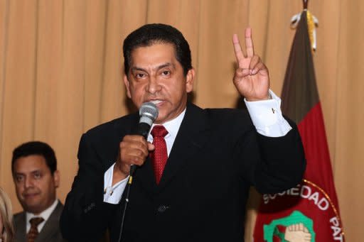 Otros cuatros aspirantes culminarán su actividad proselitista en Guayaquil: el derrocado exmandatario Lucio Gutiérrez (2003-2005), el magnate Alvaro Noboa -considerado el hombre más rico del país y quien busca la presidencia por quinta vez- el derechista Mauricio Rodas y el pastor evangélico Nelson Zavala. (AFP | Juan Cevallos)