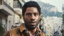 Gefährliche Flucht statt entspannter Sommerurlaub: Für "Tenet"-Star John David Washington gerät im Thriller "Beckett" eine Griechenland-Reise zum Horrortrip. Unversehens gerät er nach einem Unfall ins Zentrum einer Verschwörung und muss fortan alles dafür tun, um seinen Namen reinzuwaschen. Ob ihm das gelingt, zeigt Netflix ab 13. August. (Bild: Netflix)