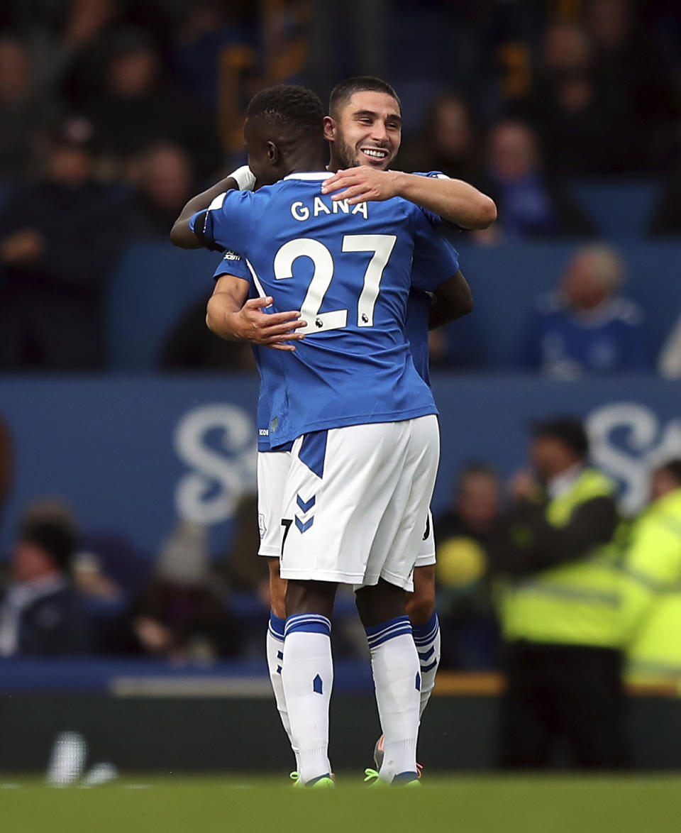 Neal Maupay del Everton celebra con su compañero Idrissa Gueye tras anotar el gol del triunfo ante el West Ham en la Liga Premier el domingo 18 de septiembre del 2022. (Isaac Parkin/PA via AP)