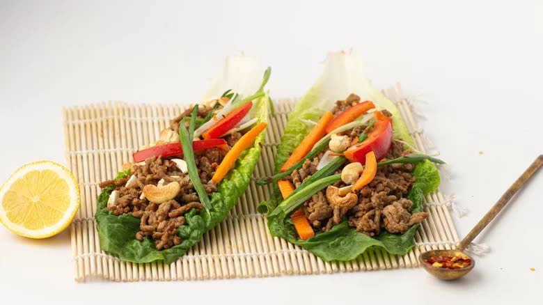 Pork lettuce wraps with peppers