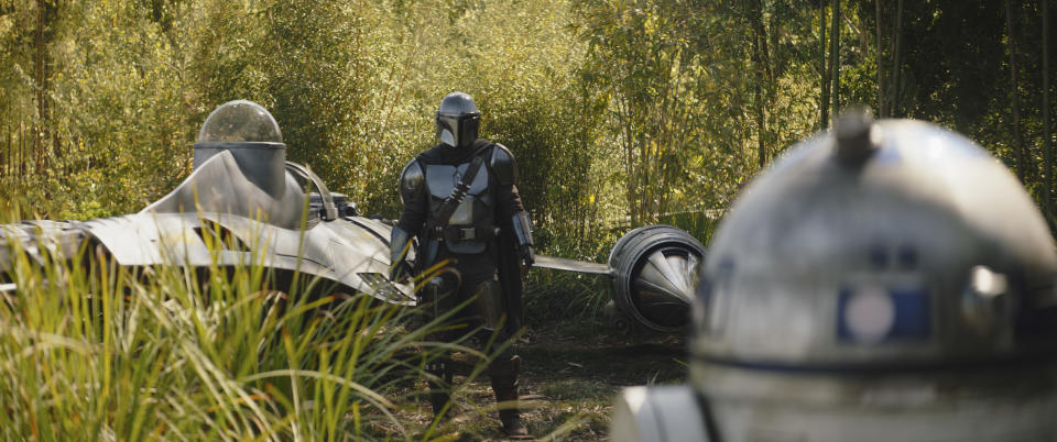 The Mandalorian (Pedro Pascal) and R2-D2 in Lucasfilm's THE BOOK OF BOBA FETT, exclusively on Disney+. Â© 2022 Lucasfilm Ltd. & â„¢. All Rights Reserved.